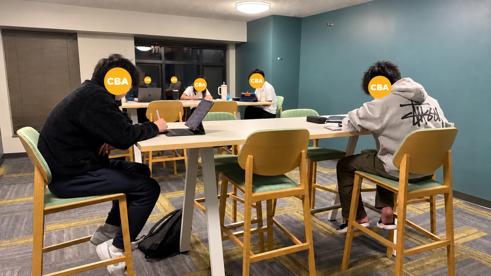 学生面部已遮挡的学习课堂
